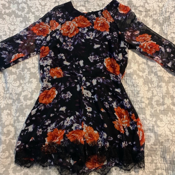 🍁 Floral Romper - Picture 1 of 5